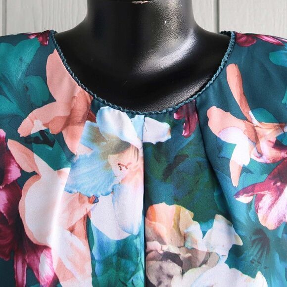 ELLE Sleeveless Floral Top - Picture 3 of 7